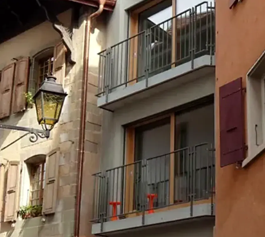 Balcons en vieille ville, Transformation dans le respect du bâti.