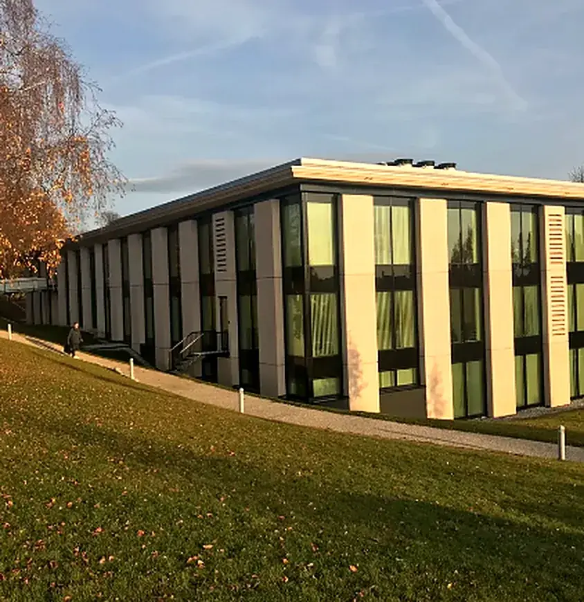 Bâtiment institutionnel, Gros œuvre d'un bâtiment public.