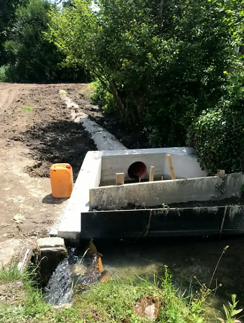 Exutoire, Ouvrage en béton sur un ruisseau.