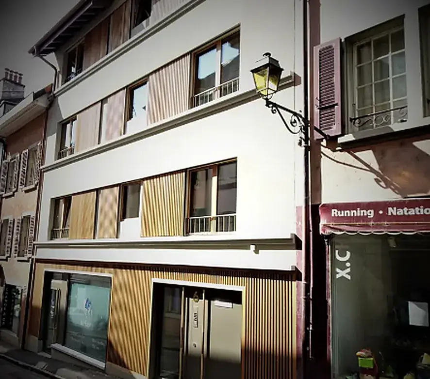 Vieille ville, Reconstruction d'un immeuble entre deux façades anciennes.