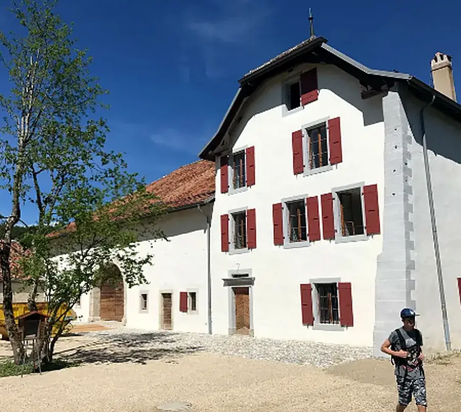 Ferme restaurée, Façades et maçonneries d'un bâtiment historique.