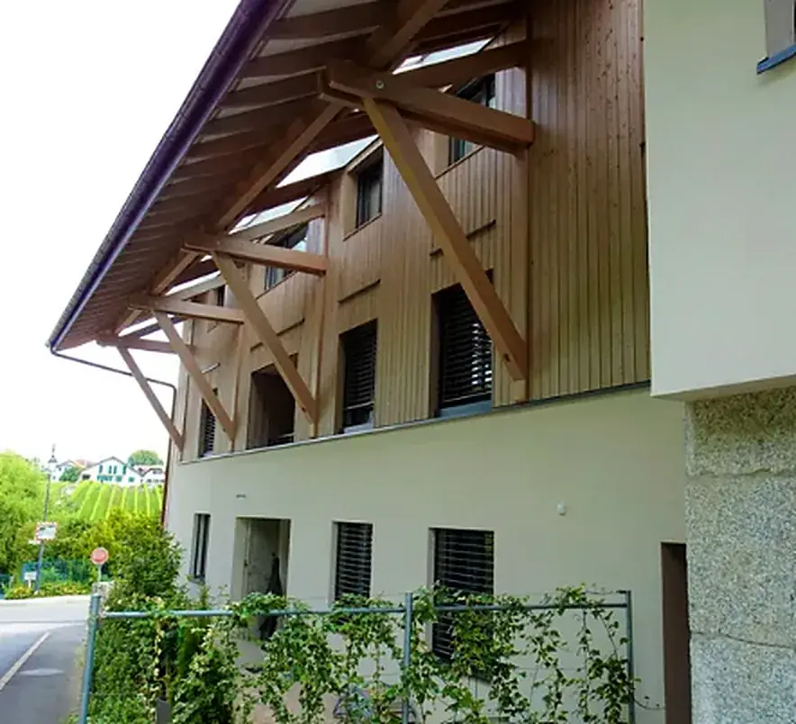 Immeuble d'habitation, Maçonnerie et béton, façade bois et crépi.