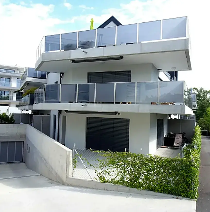 Immeuble en terrasses, Béton armé et dalles en porte-à-faux.