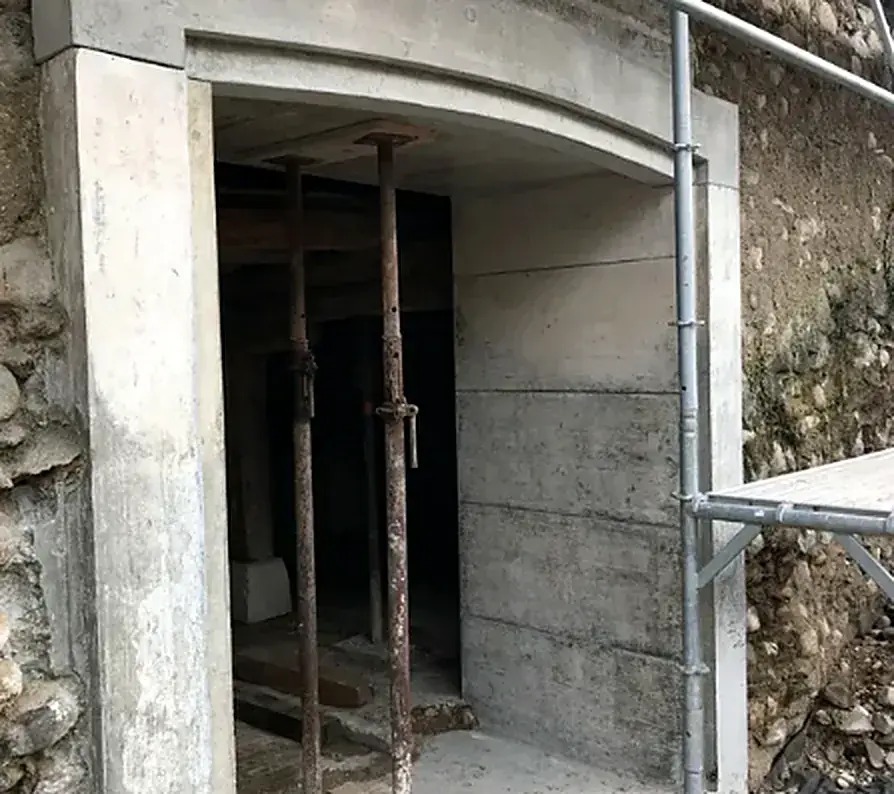 Ouverture cintrée, Encadrement en béton dans un mur ancien.