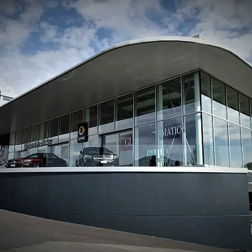 Bâtiment commercial, Showroom au toit courbe.