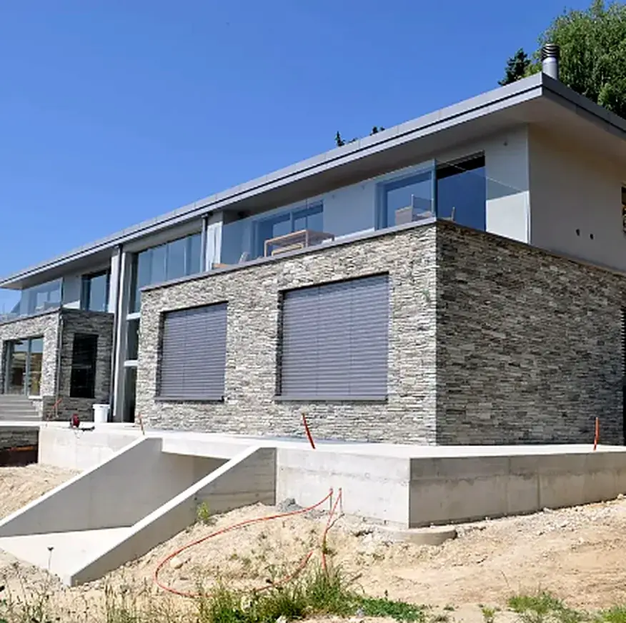 Villa contemporaine, Gros œuvre et murs de soutènement.