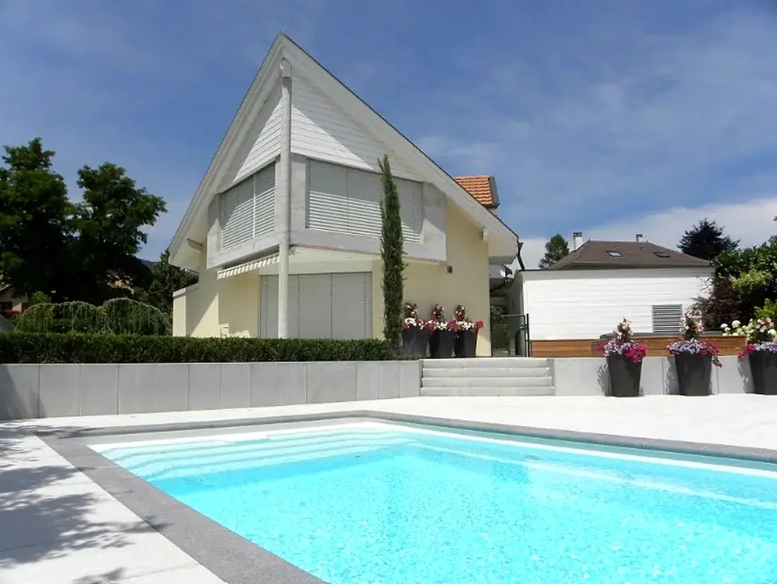 Villa et piscine, Piscine en béton et murs de jardin.